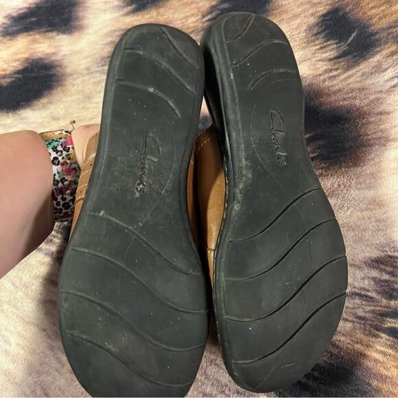 Clarks Lighter Brown Leather Slip On Clogs Women's Size 6.5 Backless Easy On - Picture 4 of 9